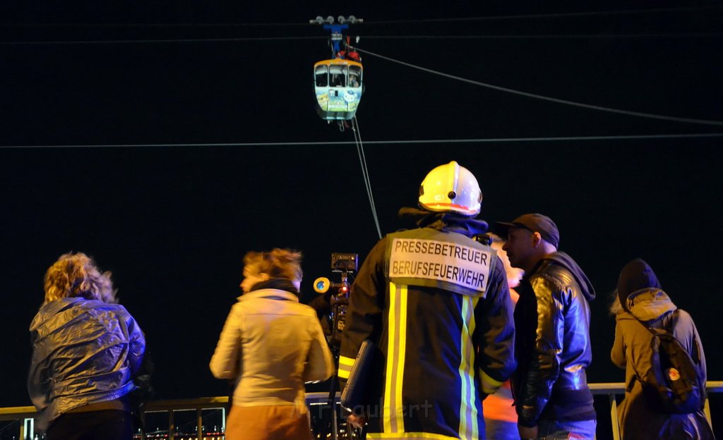 Einsatz BF Hoehenretter Koelner Seilbahn Hoehe Zoobruecke P2423.JPG